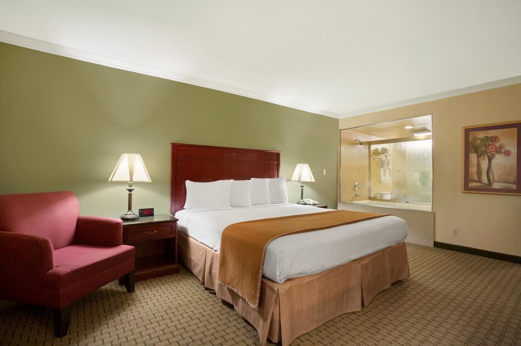 Howard Johnson By Wyndham Reseda Hotel & Suites Los Angeles Exterior photo