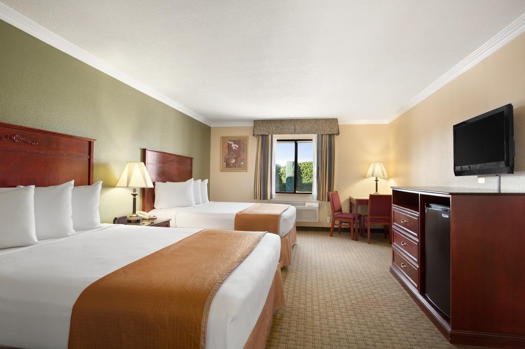 Howard Johnson By Wyndham Reseda Hotel & Suites Los Angeles Room photo