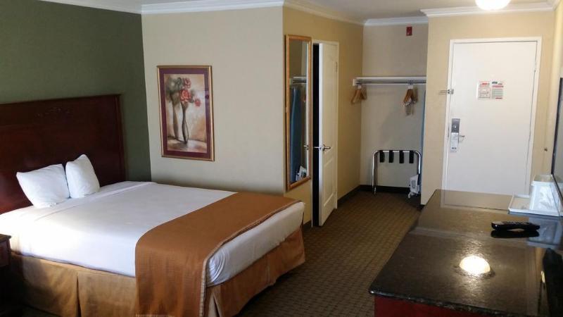 Howard Johnson By Wyndham Reseda Hotel & Suites Los Angeles Exterior photo