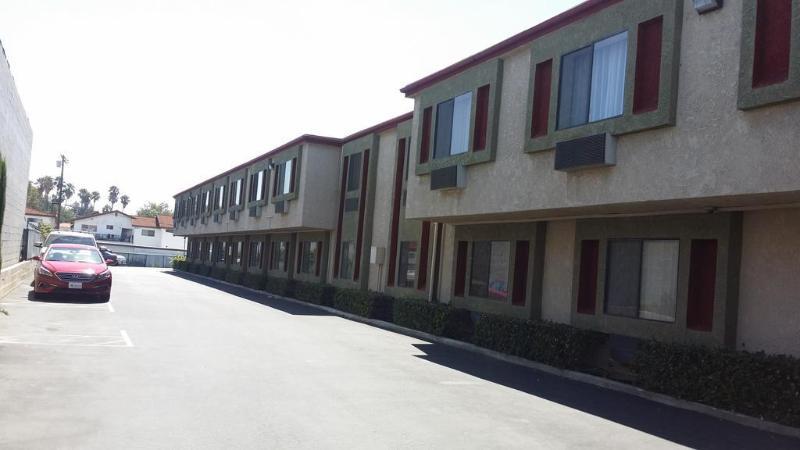 Howard Johnson By Wyndham Reseda Hotel & Suites Los Angeles Exterior photo