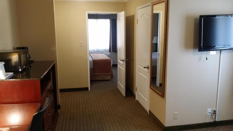 Howard Johnson By Wyndham Reseda Hotel & Suites Los Angeles Exterior photo