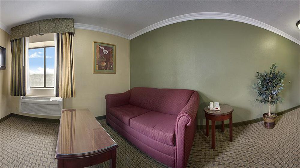 Howard Johnson By Wyndham Reseda Hotel & Suites Los Angeles Exterior photo