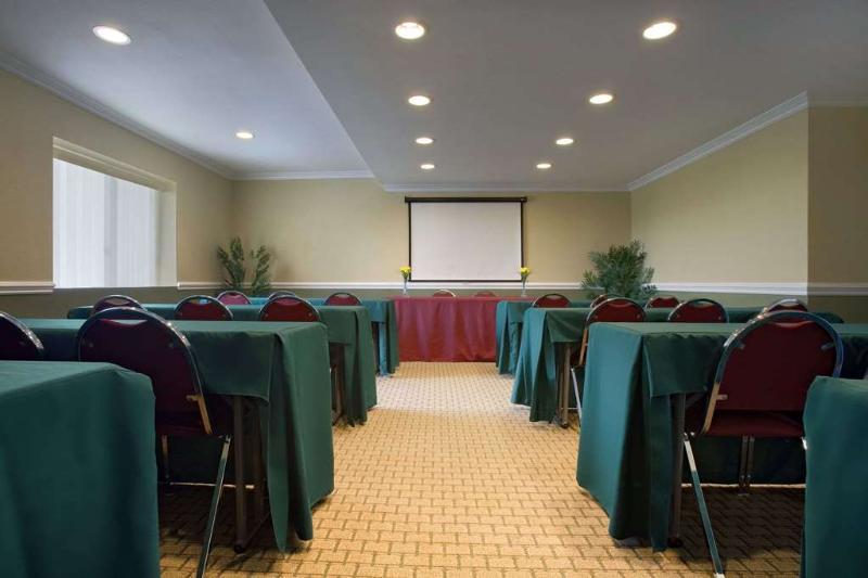 Howard Johnson By Wyndham Reseda Hotel & Suites Los Angeles Exterior photo
