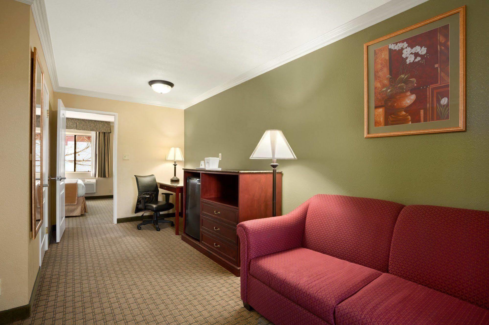 Howard Johnson By Wyndham Reseda Hotel & Suites Los Angeles Exterior photo
