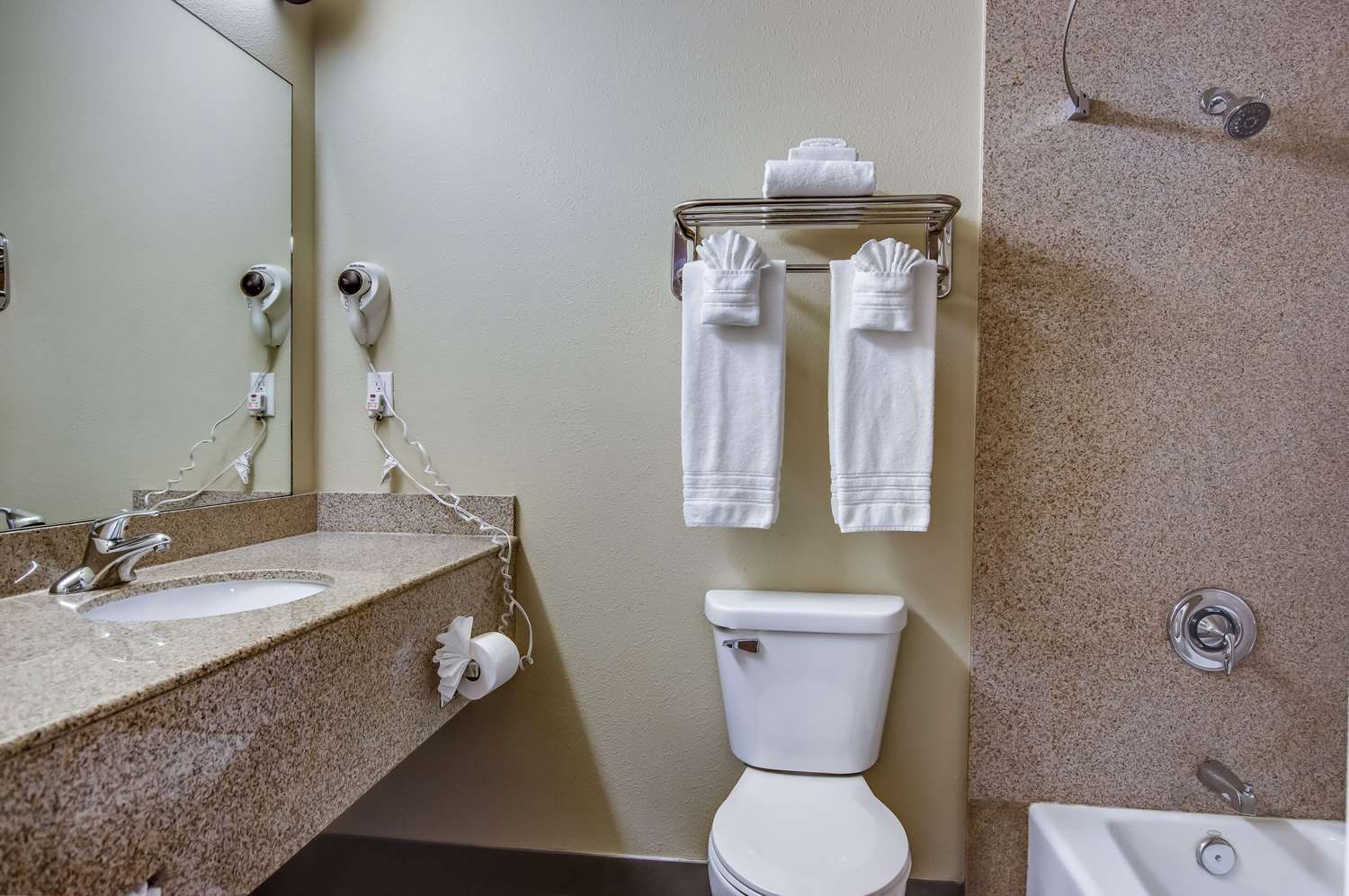Howard Johnson By Wyndham Reseda Hotel & Suites Los Angeles Exterior photo