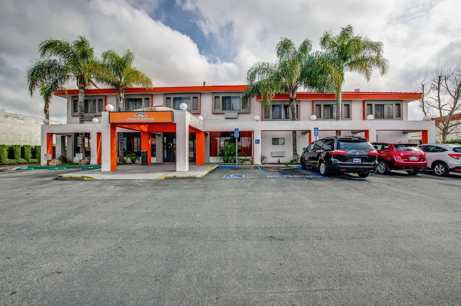 Howard Johnson By Wyndham Reseda Hotel & Suites Los Angeles Exterior photo