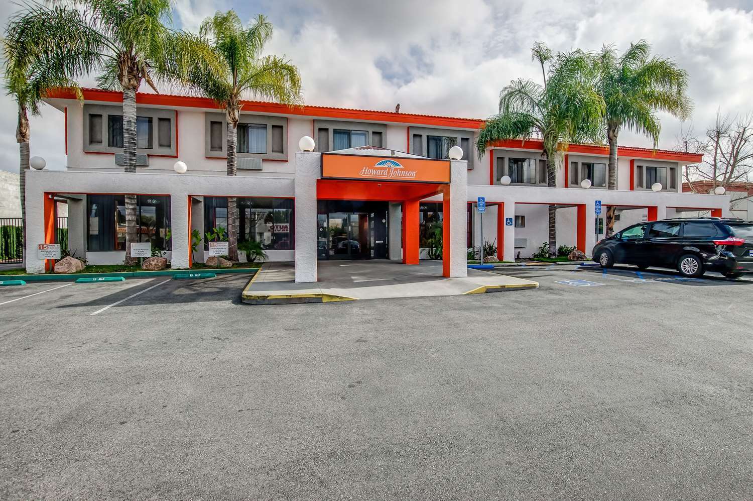 Howard Johnson By Wyndham Reseda Hotel & Suites Los Angeles Exterior photo