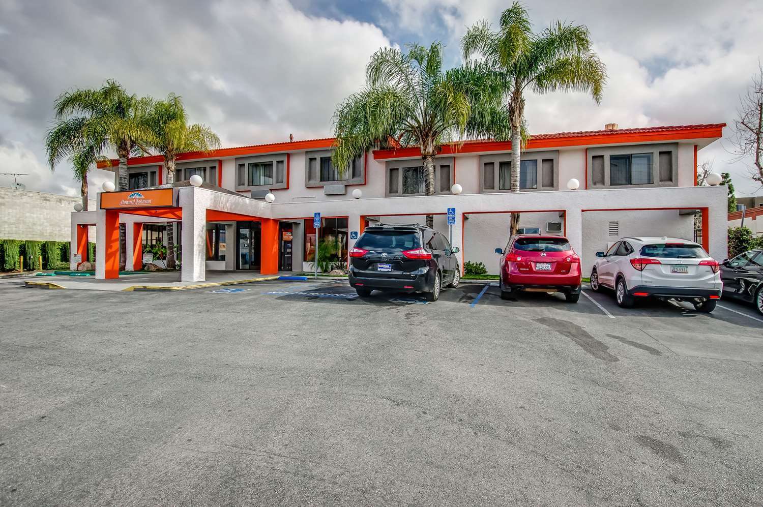 Howard Johnson By Wyndham Reseda Hotel & Suites Los Angeles Exterior photo